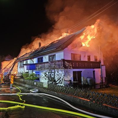 KFV-CW: Brand nach Blitzschlag zerstört Wohnhaus und Stallungen / 6 Pferde vor Flammen gerettet/Wasserversorgung zusammengebrochen