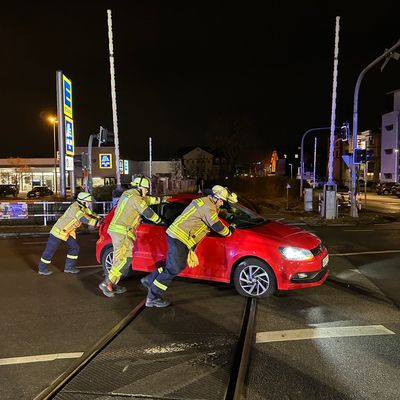 FW Weinheim: Auto landet auf den Gleisen am Bahnübergang Bergstraße. Feuerwehr hebt festgefahrenen Volkswagen mit Hebekissen aus dem Gleisbett