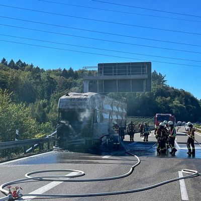 FW Stockach: Brennender LKW auf der Autobahn A98