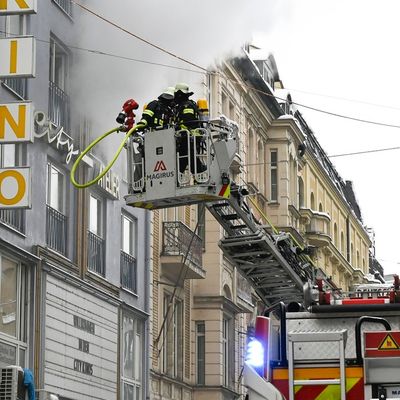 FW-M: Großeinsatz von Feuerwehr und Rettungsdienst bei Wohnungsbrand (Ludwigsvorstadt)