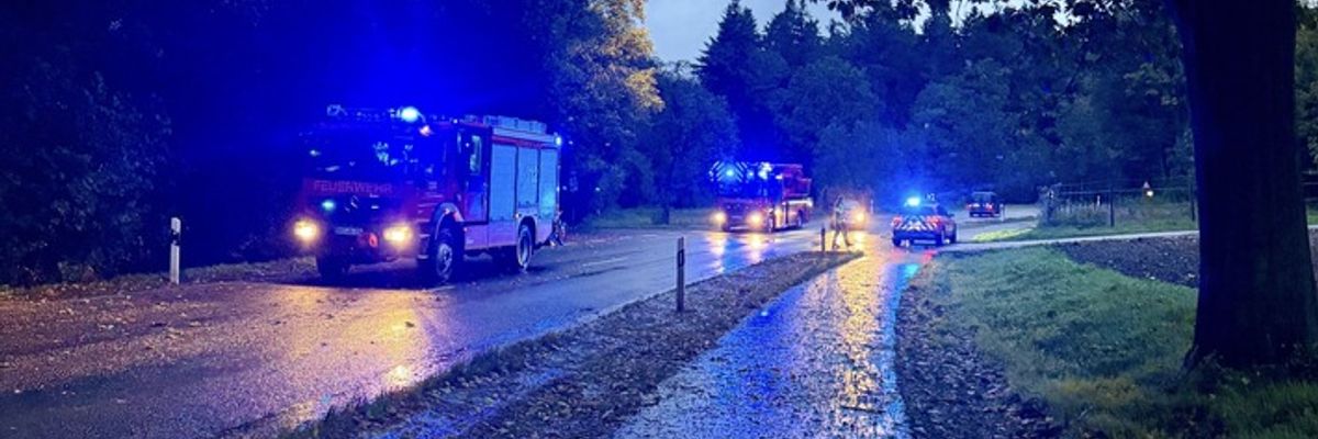 FW Alpen: Stürmischer Start ins Wochenende für die Feuerwehr Alpen