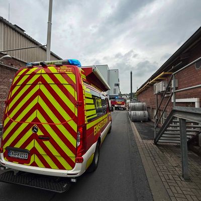 FW-EN: Chemische Reaktion in Industriebetrieb - Feuerwehr Herdecke im langwierigen Einsatz
