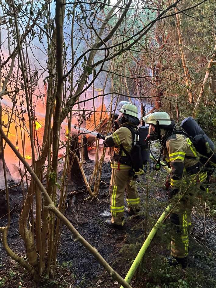 FW Bremerhaven: Gartenlaubenbrand im Fehrmoor