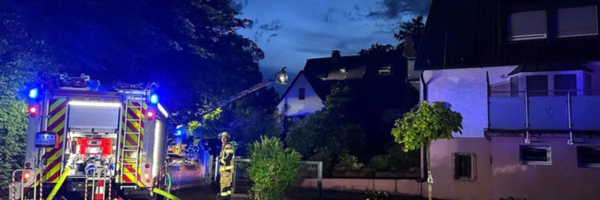 FW-EN: Dachstuhlbrand nach Gewitter in der Ender Mark - Feuerwehr verhindert größere Brandausbreitung