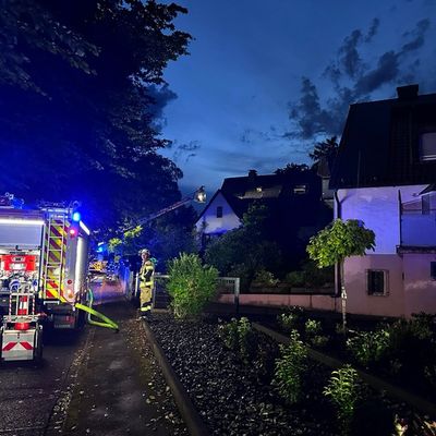 FW-EN: Dachstuhlbrand nach Gewitter in der Ender Mark - Feuerwehr verhindert größere Brandausbreitung