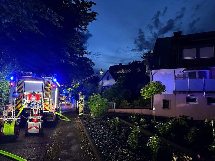FW-EN: Dachstuhlbrand nach Gewitter in der Ender Mark - Feuerwehr verhindert größere Brandausbreitung