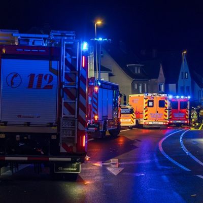 FW-MK: PKW kollidiert mit drei Fahrzeugen in Letmathe
