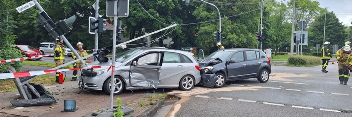 FW Voerde: Verkehrsunfall in Voerde- Friedrichsfeld