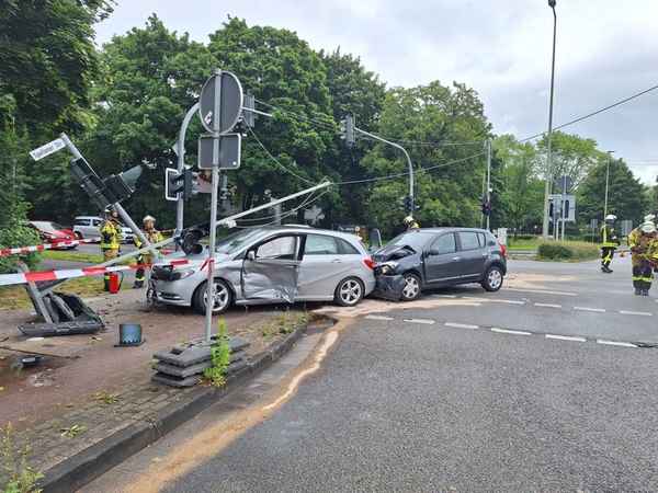 FW Voerde: Verkehrsunfall in Voerde- Friedrichsfeld