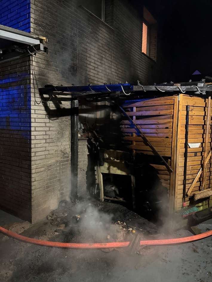 FW-MH: Anbau in Flammen