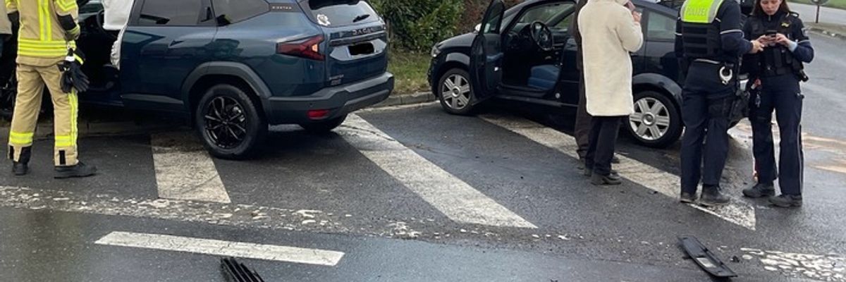 FW Alpen: Verkehrsunfall im Kreuzungsbereich