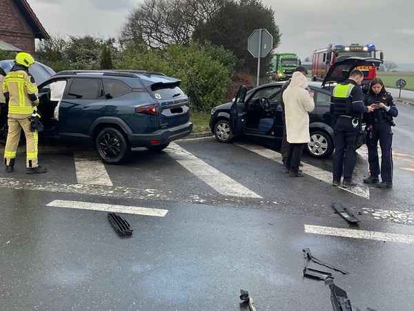 FW Alpen: Verkehrsunfall im Kreuzungsbereich