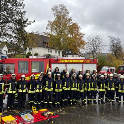 FW-OE: Trotz Regen und Wind: Feuerwehrlehrgang Modul 4 erfolgreich abgeschlossen