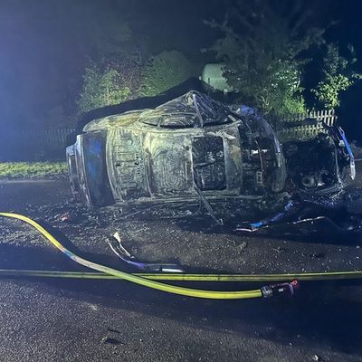FW-Velbert: Schwerer Verkehrsunfall mit Fahrzeugbrand - eine Person schwer verletzt