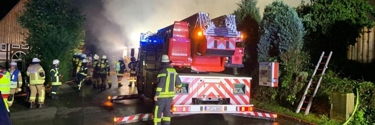 FW Dörentrup: Feuerwehr Dörentrup verhindert Schlimmeres bei Carport-Brand - zwei Hunde gerettet