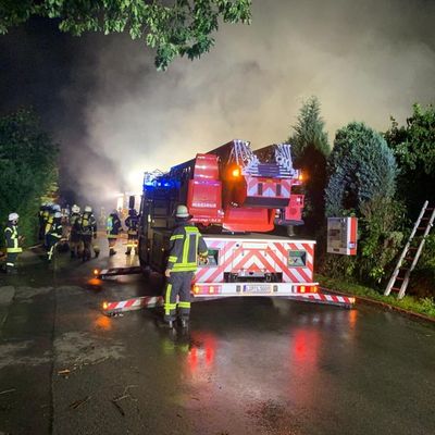 FW Dörentrup: Feuerwehr Dörentrup verhindert Schlimmeres bei Carport-Brand - zwei Hunde gerettet