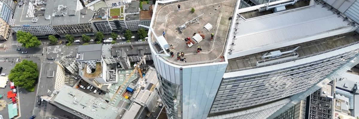 FW-F: Feuerwehr Frankfurt rettet zwei Fassadenreiniger aus 240 Metern Höhe