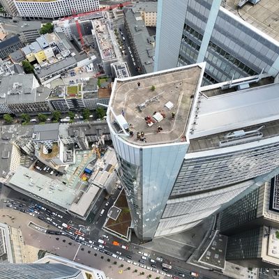 FW-F: Feuerwehr Frankfurt rettet zwei Fassadenreiniger aus 240 Metern Höhe