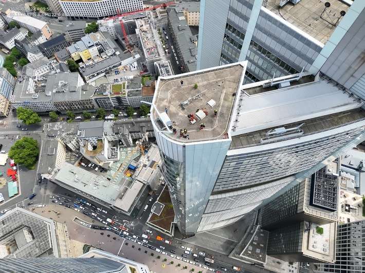 FW-F: Feuerwehr Frankfurt rettet zwei Fassadenreiniger aus 240 Metern Höhe