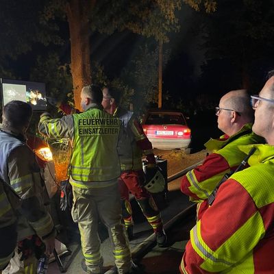 FW Lehrte: Laubenbrand entwickelt sich zum Großfeuer - Ausfall des Digitalfunk erschwert den Einsatz
