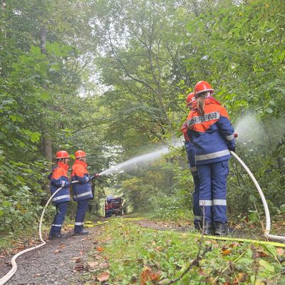 FW-OE: Abschlussübung der Jugendfeuerwehren der Gemeinde Kirchhundem