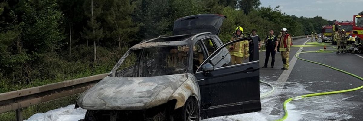 FW Ratingen: Brennender Pkw auf der BAB 52
