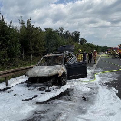 FW Ratingen: Brennender Pkw auf der BAB 52