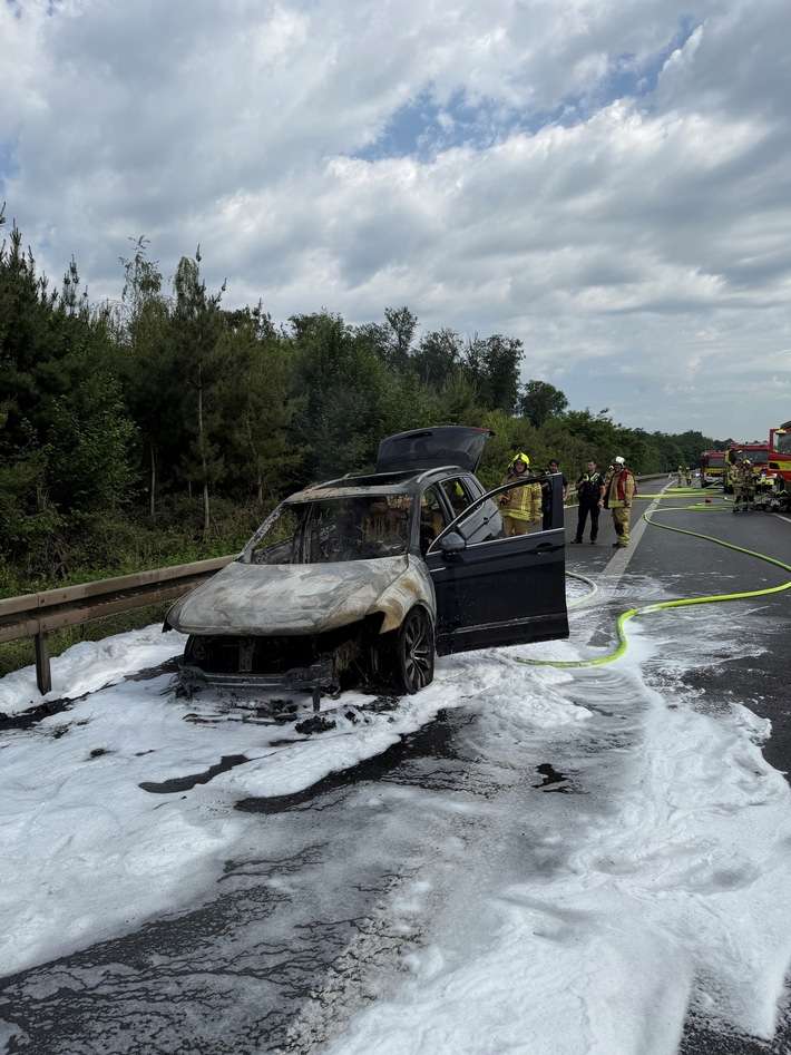 FW Ratingen: Brennender Pkw auf der BAB 52