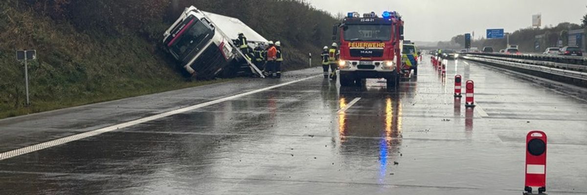 FW-ROW: Verkehrsunfall auf der A1 - Feuerwehr und Rettungsdienst im Einsatz
