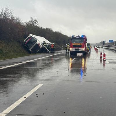 FW-ROW: Verkehrsunfall auf der A1 - Feuerwehr und Rettungsdienst im Einsatz
