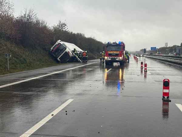 FW-ROW: Verkehrsunfall auf der A1 - Feuerwehr und Rettungsdienst im Einsatz