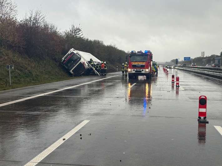 FW-ROW: Verkehrsunfall auf der A1 - Feuerwehr und Rettungsdienst im Einsatz
