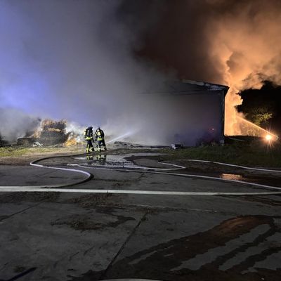 FW-ROW: Scheunenbrand beschäftigt Feuerwehren über 21 Stunden