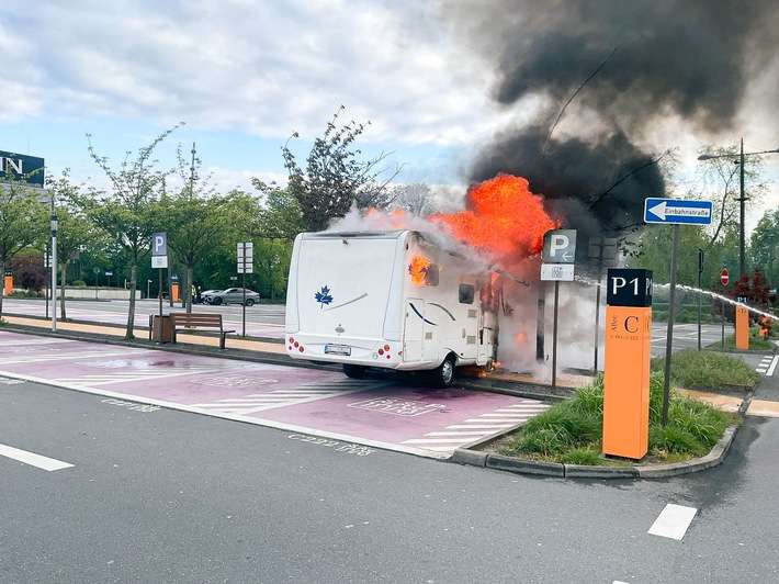 FW-BO: Brand eines Wohnmobils auf dem Parkplatz des Ruhrparks - Keine Verletzten