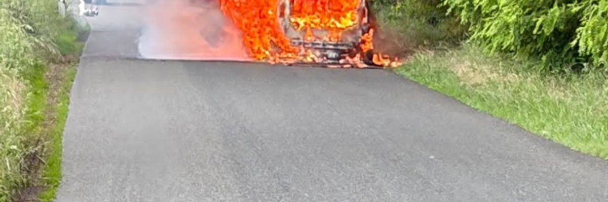 FW-ROW: PKW steht in Vollbrand