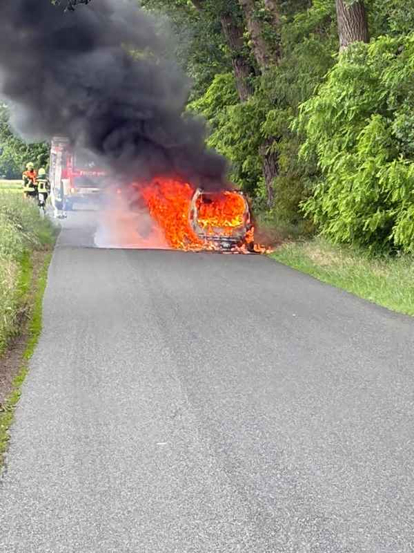 FW-ROW: PKW steht in Vollbrand