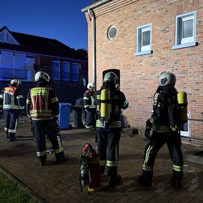 FW-AUR: Kleinstfeuer setzt Gebäudeteil unter dichten Rauch