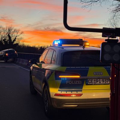 FW Flotwedel: Fahrzeug kollidiert mit Straßenleitwand bei Oppershausen