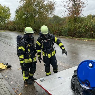 FW Beverungen: Gemeinsames Zirkeltraining stärkt Zusammenarbeit über Grenzen hinweg / Feuerwehren und Rettungsdienste aus dem Dreiländereck üben in Beverungen