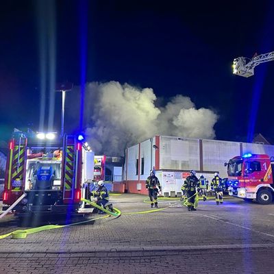 FW-EN: Abschlussmeldung: Brand in Möbellager - Über 100 Einsatzkräfte bei Großbrand vor Ort