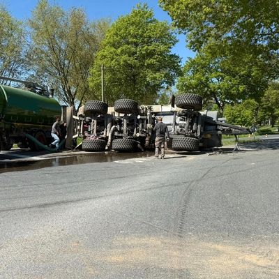 Feuerwehr Kalkar: Umgekippter Traktor mit Güllefass sorgt für Verkehrsstörungen in Kehrum