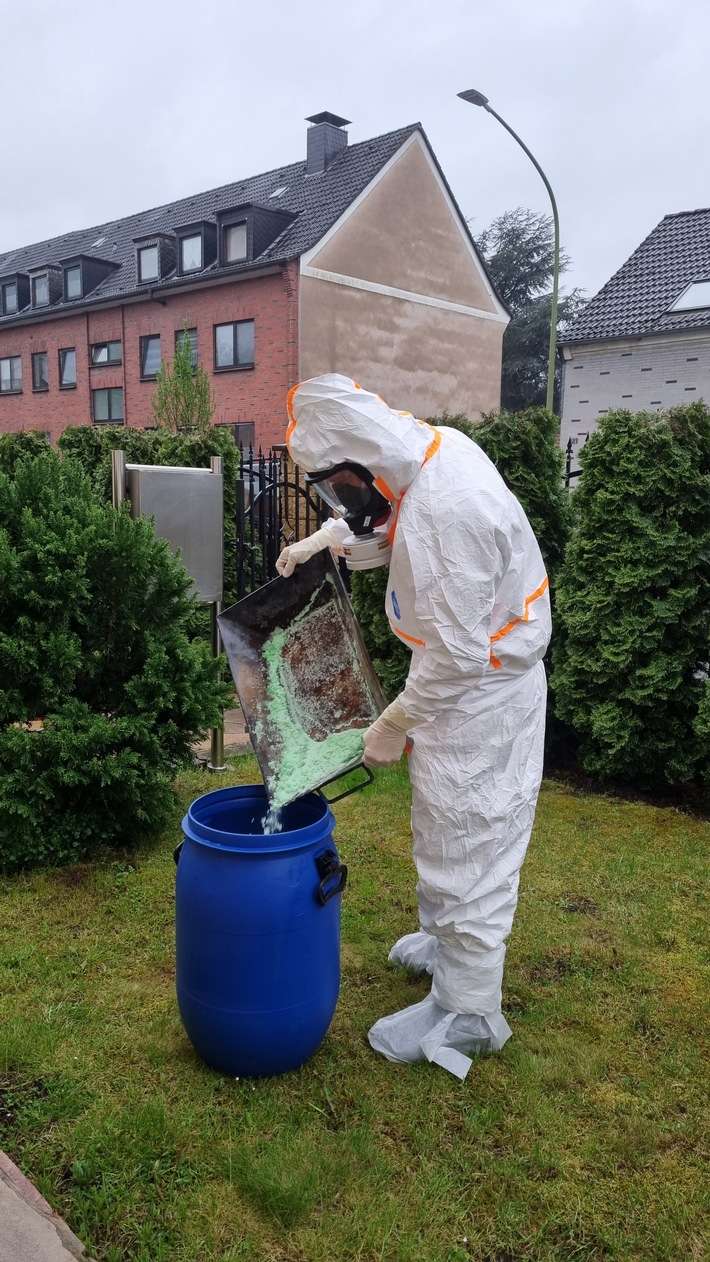 FW-E: Einsatz wegen unbekannter Flüssigkeit und beißendem Geruch im Treppenhaus - Analytische Task Force im Einsatz