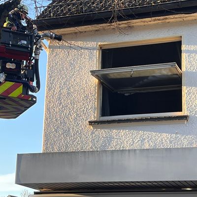 FW Horn-Bad Meinberg: Zimmerbrand mit zwei verletzten Personen - Wohnung unbewohnbar