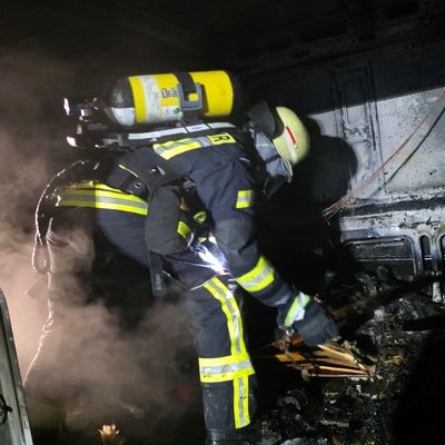 FW Celle: Mehrere Kleintransporter brennen in Westercelle