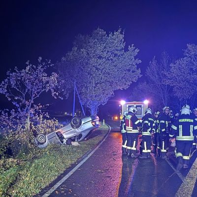 FW-AUR: Betriebsstoffe aus überschlagenem PKW ausgetreten