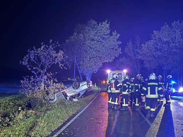 FW-AUR: Betriebsstoffe aus überschlagenem PKW ausgetreten