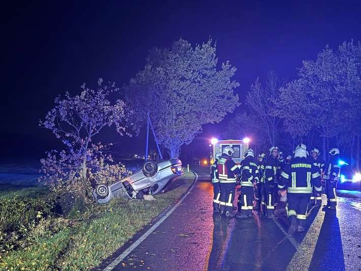 FW-AUR: Betriebsstoffe aus überschlagenem PKW ausgetreten