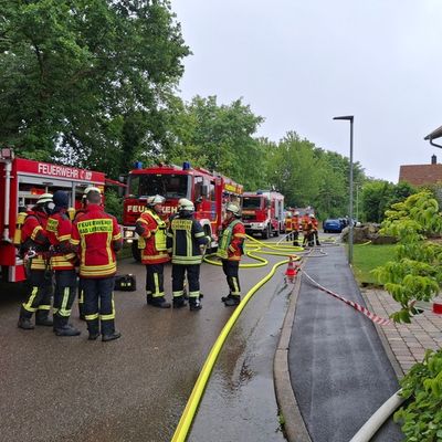 KFV-CW: Schwelbrand nach Blitzeinschlag / Hausbesitzer entdecken Gefahr im Obergeschoss/Feuerwehr öffnet Dachstuhl