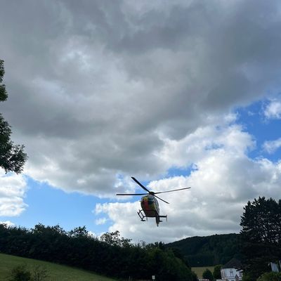 FW-PL: Verkehrsunfall auf der B236 - Fahrer schwer verletzt, couragierte Ersthelferin