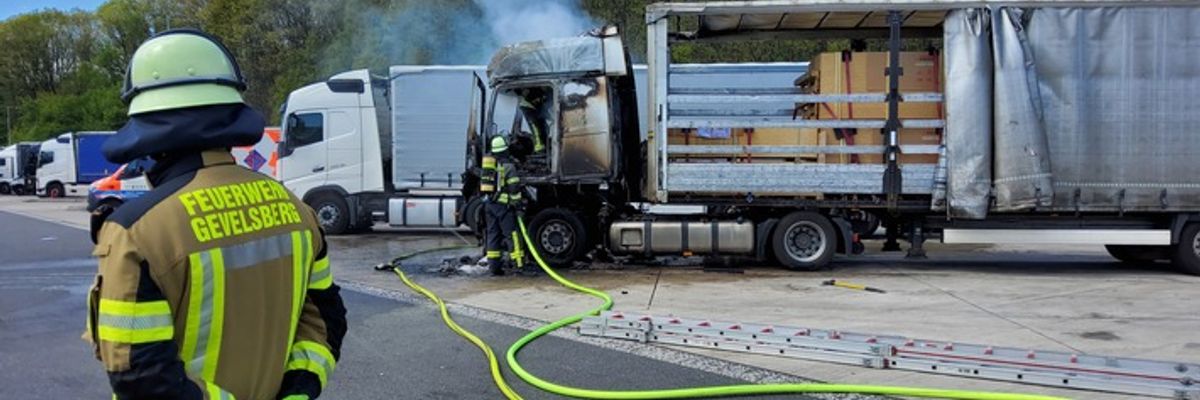 FW-EN: Feuerwehr Gevelsberg löscht brennende Sattelzugmaschine auf der A1